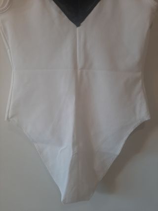 Body blanco, con puntilla de encaje negra. 