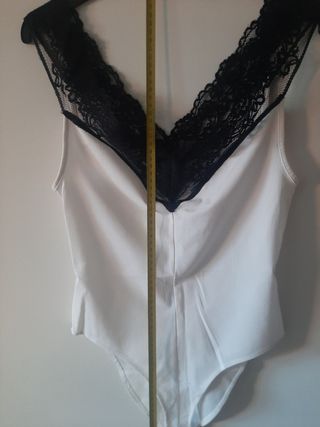 Body blanco, con puntilla de encaje negra. 