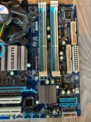 Gigabyte EG41MFT-US2H + 2GB RAM DDR3 + Pentium Dua