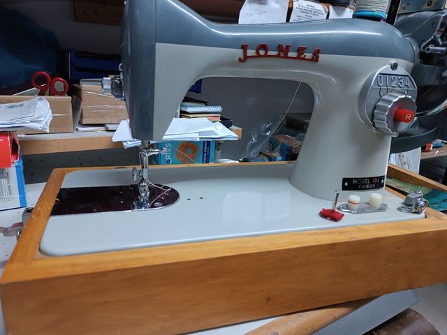 Máquina de Coser Jones Modelo 104