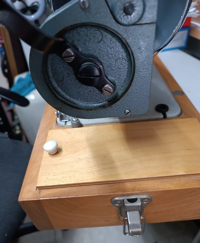 Máquina de Coser Jones Modelo 104