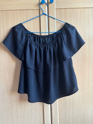 Blusa negra Stradivarius-volantes