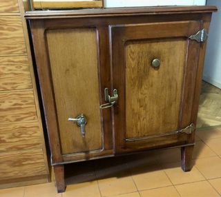 Nevera antigua de madera