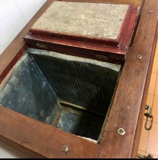 Nevera antigua de madera