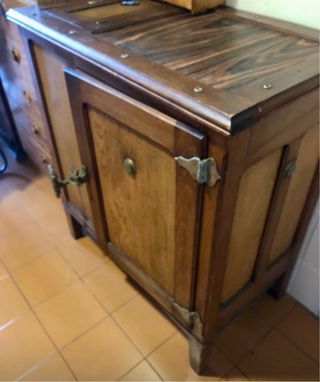 Nevera antigua de madera
