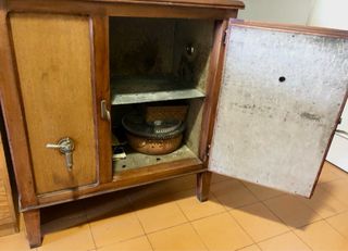 Nevera antigua de madera