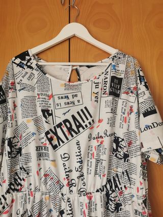 Mono blanco corto con estampado de periodico