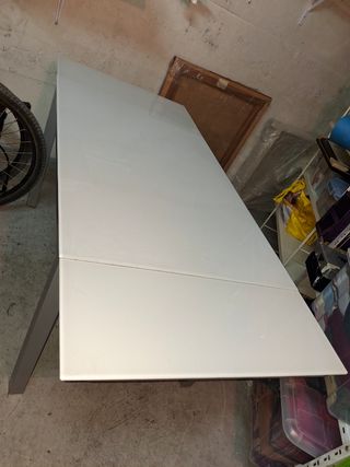 Mesa extensible cristal blanco . Estructura metal.