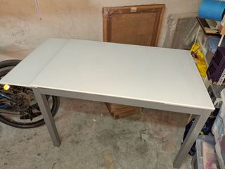 Mesa extensible cristal blanco . Estructura metal.