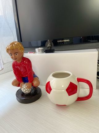 Figura futbolista y taza balón