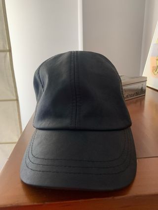 Gorra Zara polipiel negra