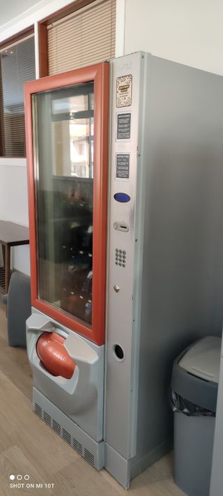 Máquina expendedora snacks y bebidas