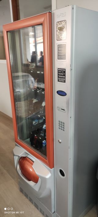 Máquina expendedora snacks y bebidas