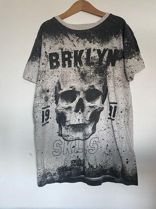 Camiseta calavera gris y negra
