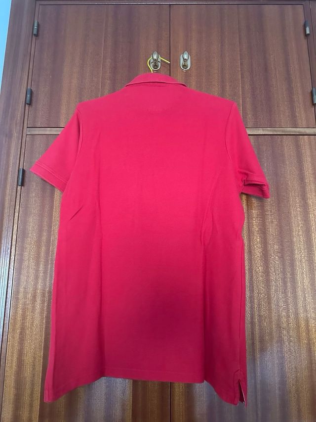Polo rojo hombre
