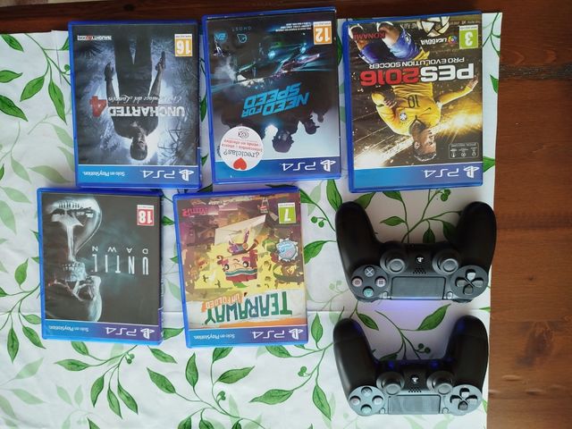 PS4 (PlayStation 4) + 2 mandos + juegos