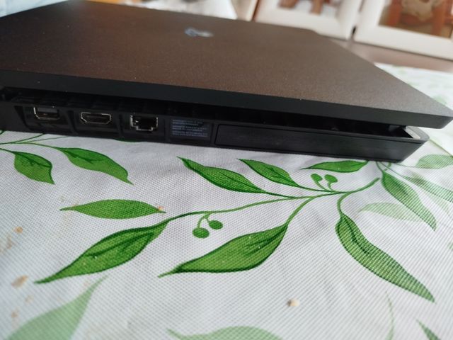 PS4 (PlayStation 4) + 2 mandos + juegos