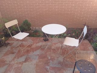 Mesa y 2 sillas terraza metal blancas