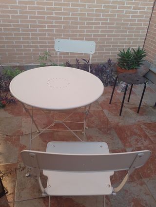 Mesa y 2 sillas terraza metal blancas