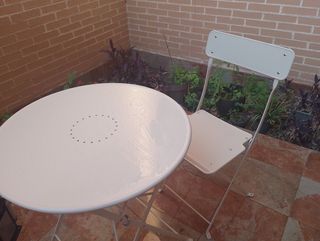 Mesa y 2 sillas terraza metal blancas