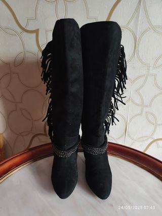 Botas ante negras flecos