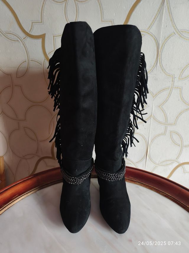 Botas ante negras flecos