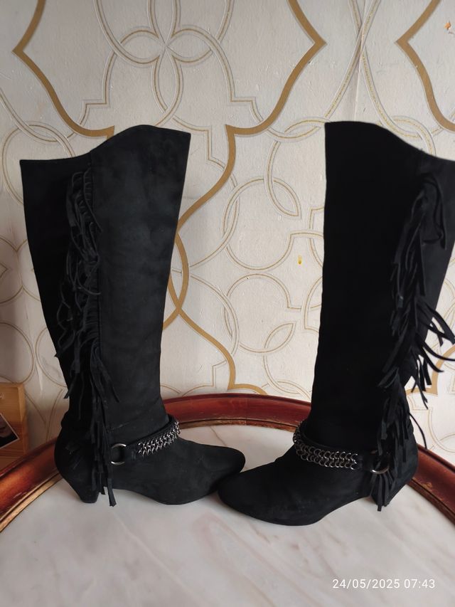 Botas ante negras flecos