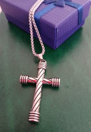 Cruz en espiral con cadena de acero inoxidable