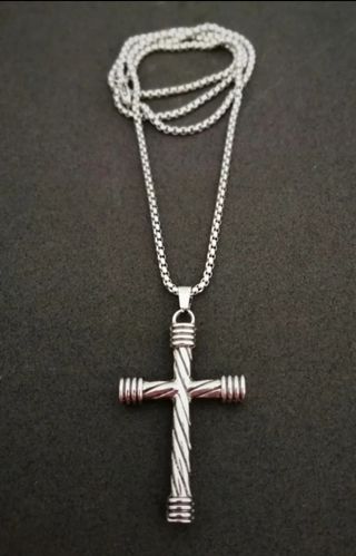 Cruz en espiral con cadena de acero inoxidable