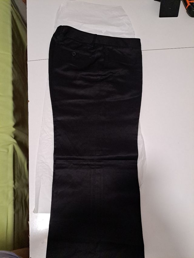 Pantalones de vestir corte recto.