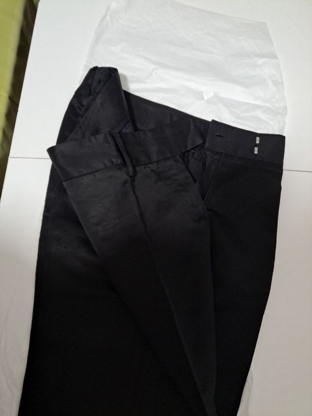 Pantalones de vestir corte recto.