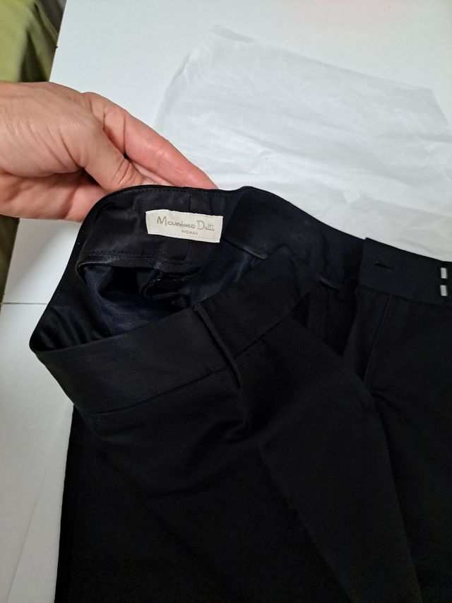 Pantalones de vestir corte recto.