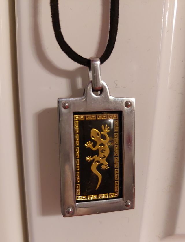 Collar con dije lagarto dorado