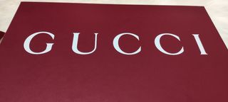 Caja y bolsa Gucci