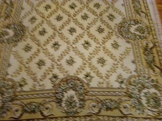 Alfombra clásica beige y verde