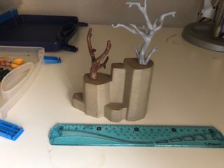 Roca Playmobil con 2 árboles