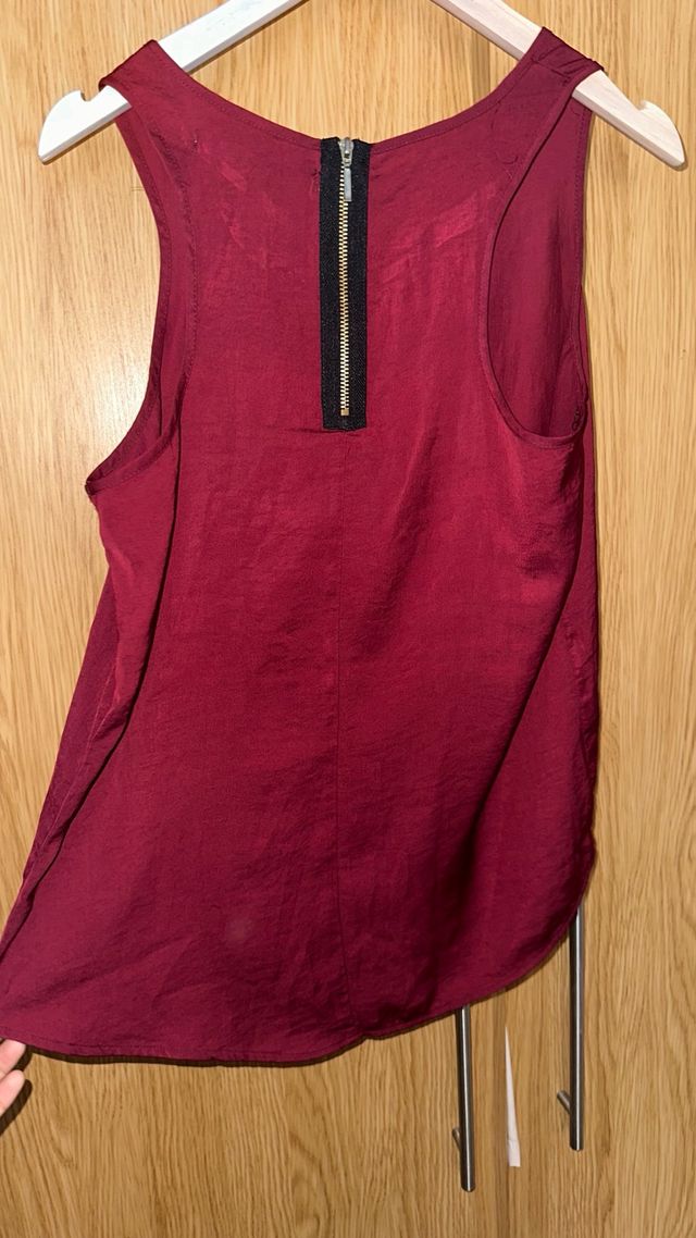 Blusa roja sin mangas