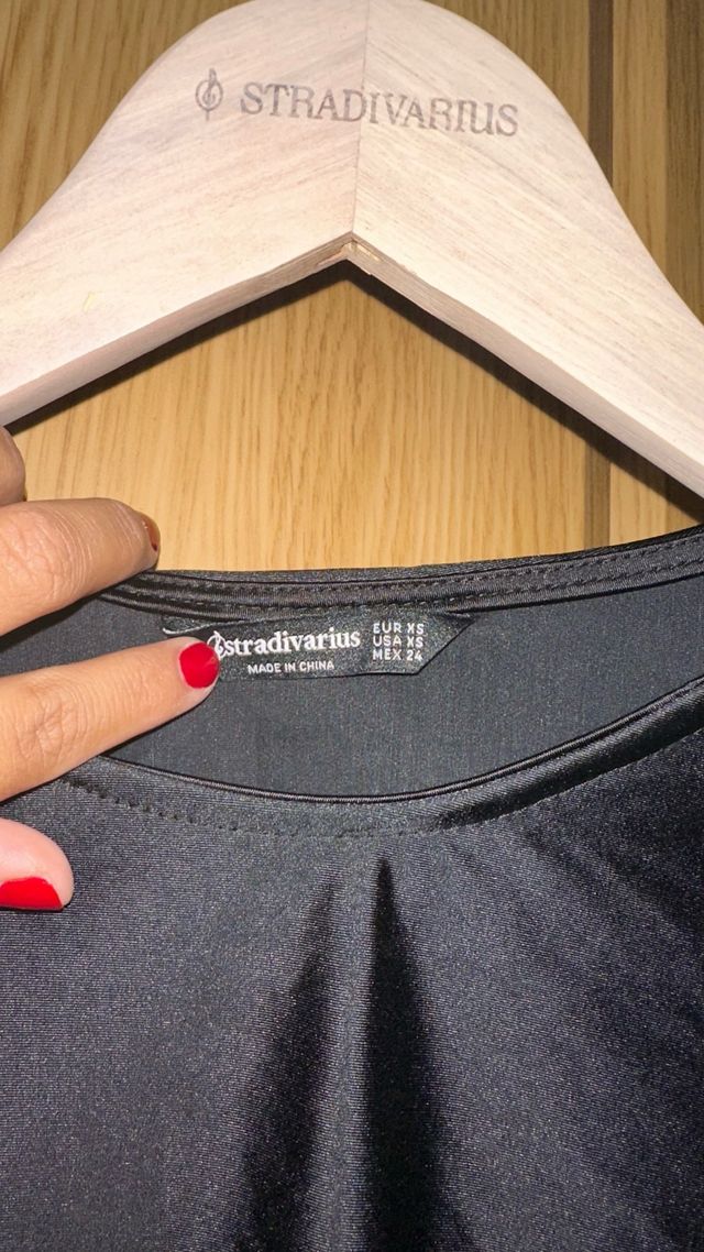 Top negro de satén con espalda abierta