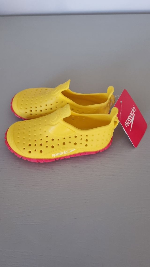 Escarpines speedo nuevos con etiqueta número 24