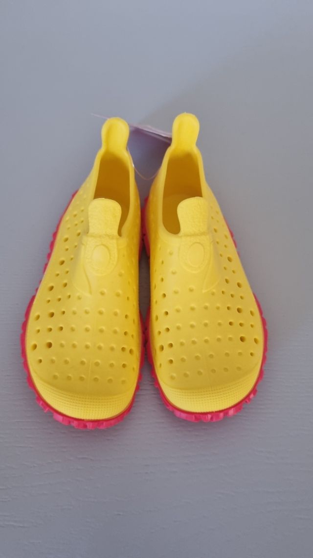 Escarpines speedo nuevos con etiqueta número 24