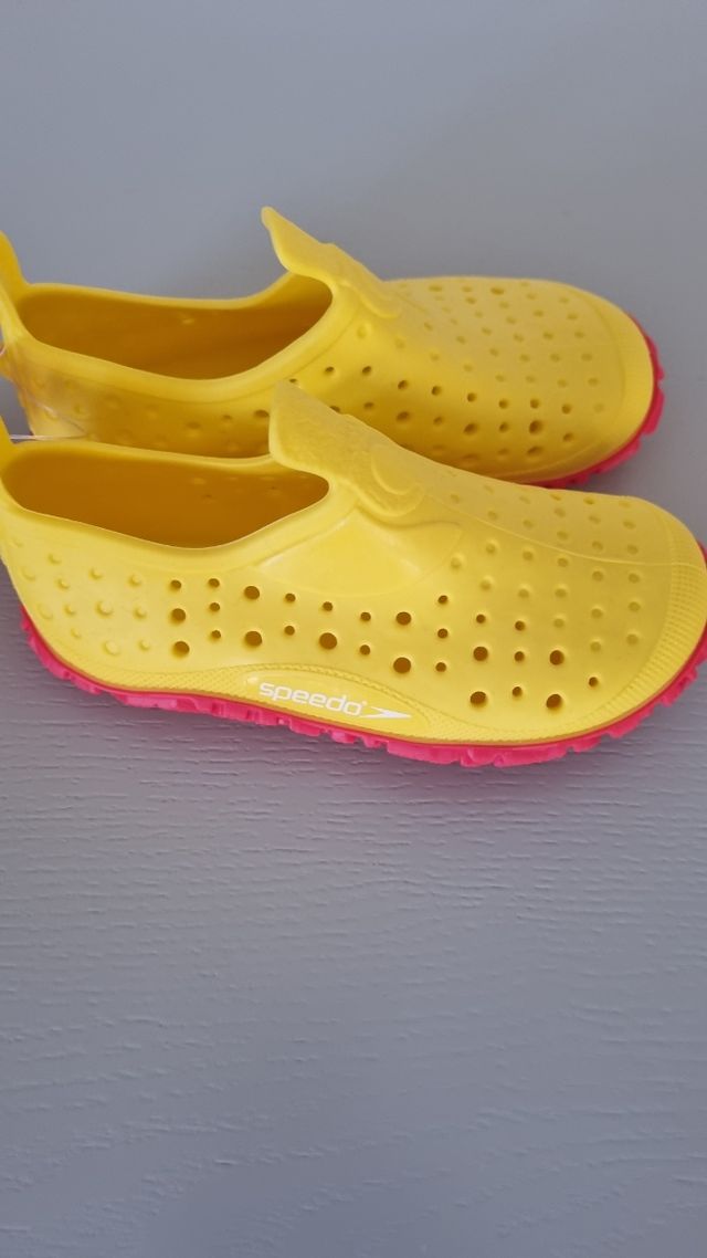 Escarpines speedo nuevos con etiqueta número 24