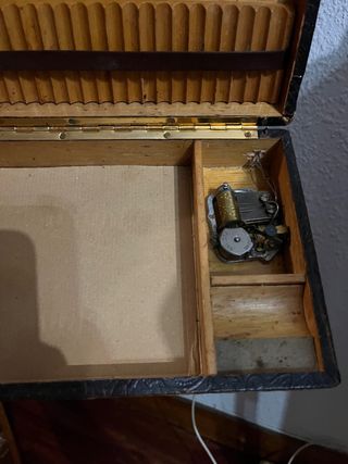 Caja antigua de cuero repujado