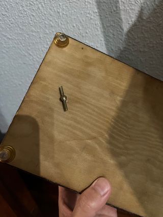 Caja antigua de cuero repujado