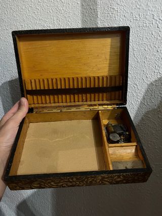 Caja antigua de cuero repujado