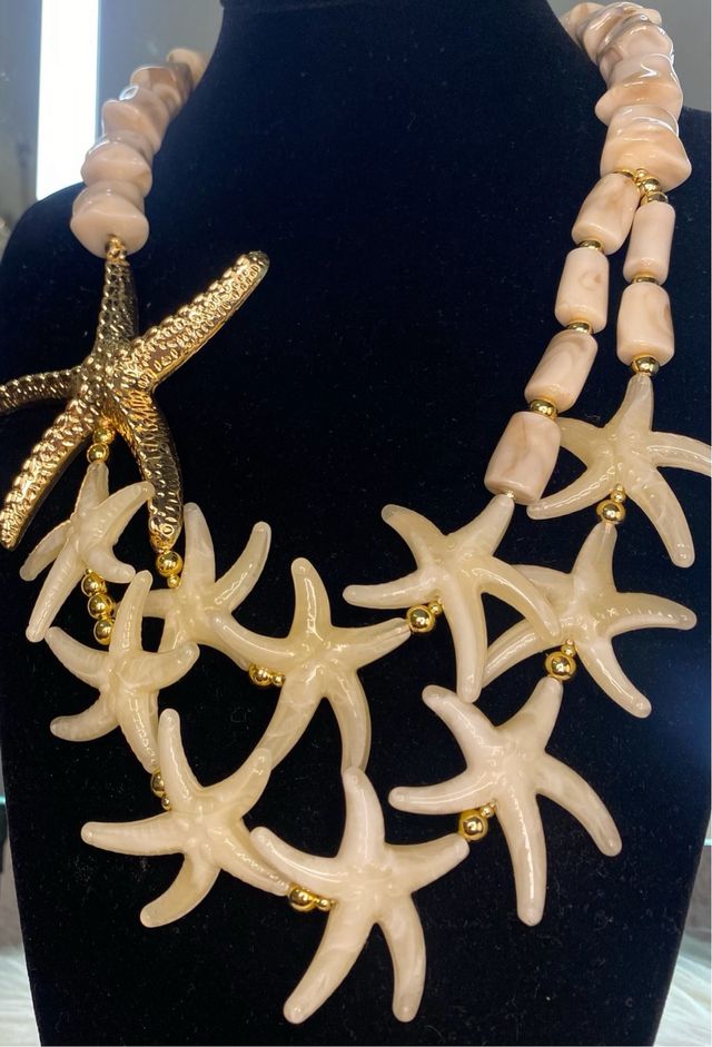 Collar Estrella de Mar Beige y Dorado