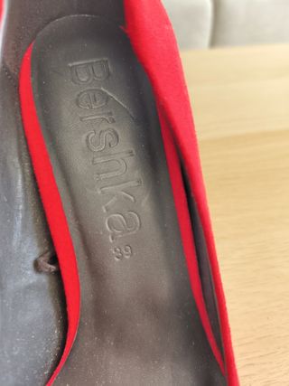 Zapatos de tacón rojos de ante.