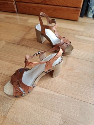 Sandalias piel marrón