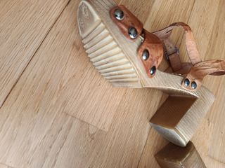 Sandalias piel marrón