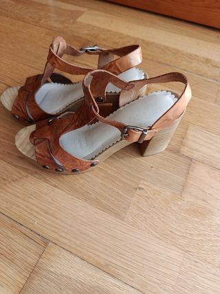 Sandalias piel marrón