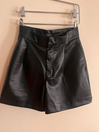 Shorts polipiel Zara negros
